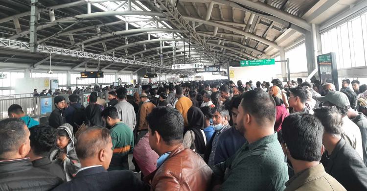 উড়ে আসা কাপড়ে ১৫ মিনিট বন্ধ মেট্রো চলাচল
