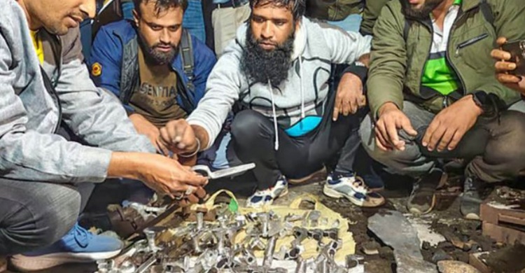 নকল অস্ত্র তৈরির কারখানাকে ‘আসল’ ভেবে আটক ৩