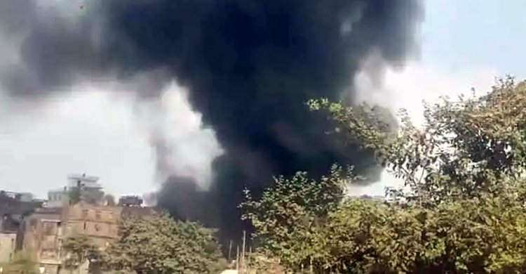 পুরান ঢাকায় প্লাস্টিক কারখানায় আগুন