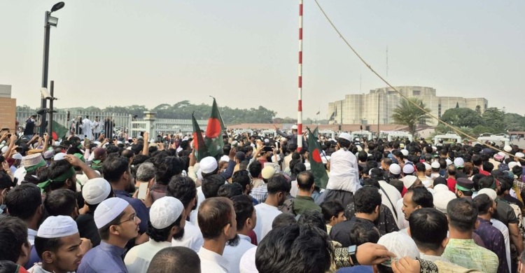 সংসদে পৌঁছেছে হাদির লাশ, জানাজা পড়তে লাখো মানুষের ঢল