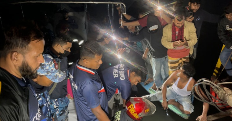 ফেরিতে মাঝনদীতে ট্রাকের ধাক্কা,নিহত ৩