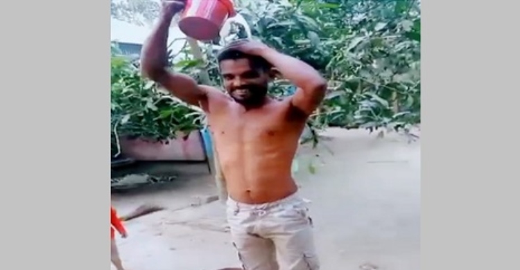 স্ত্রীকে তালাক দিয়ে দুধ দিয়ে গোসল