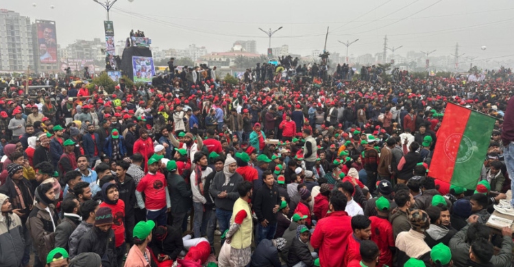 এভারকেয়ার হাসপাতালের সামনে বিএনপির নেতাকর্মীর ভিড়