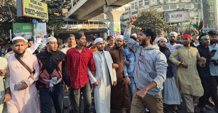 হাদি হত্যার প্রতিবাদে শাহবাগে জড়ো হচ্ছেন ছাত্র-জনতা