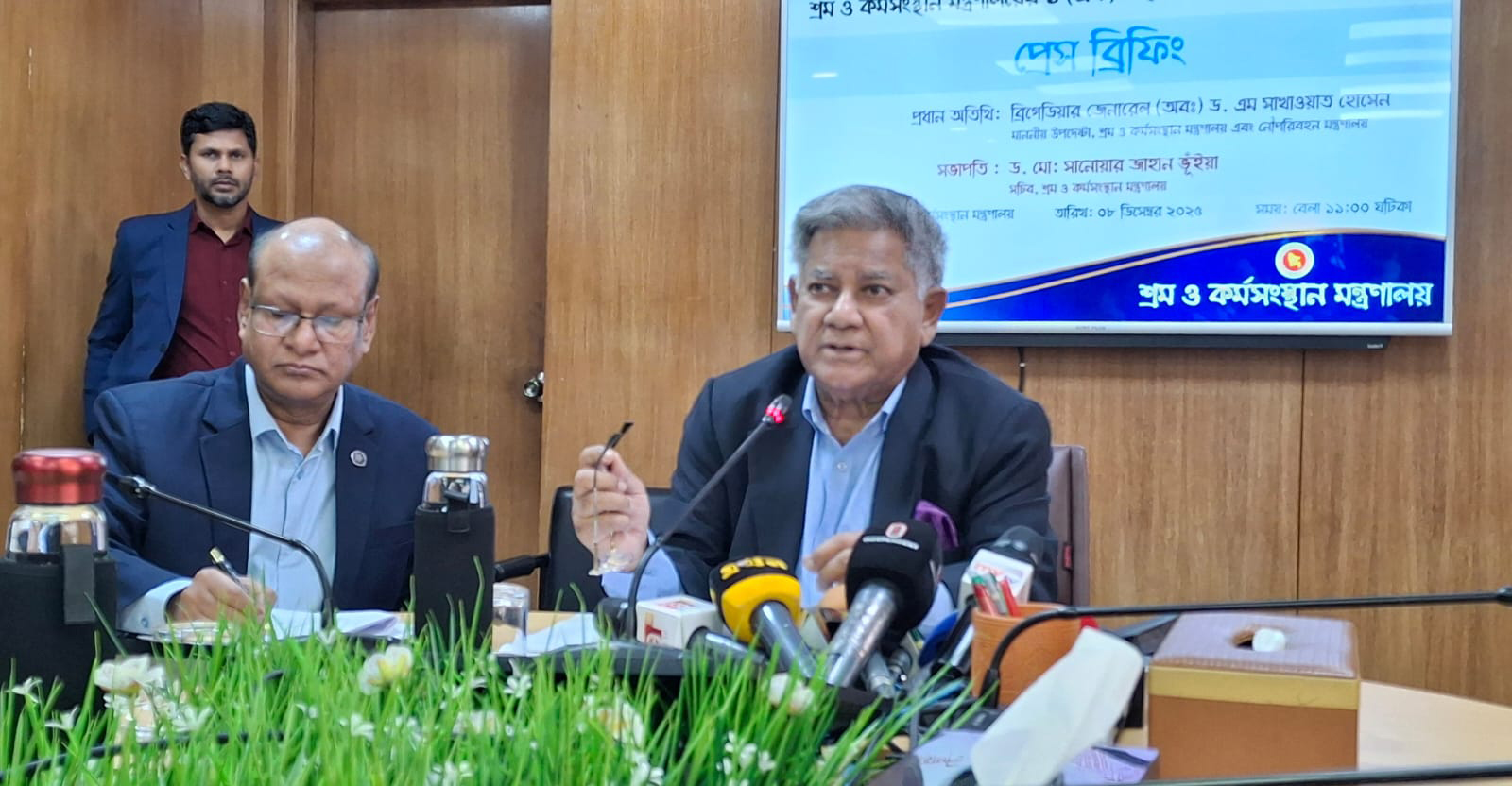 নারীদের কর্মঘণ্টা কমানোর দাবি জামায়াতের রাজনৈতিক স্লোগান: শ্রম উপদেষ্টা 