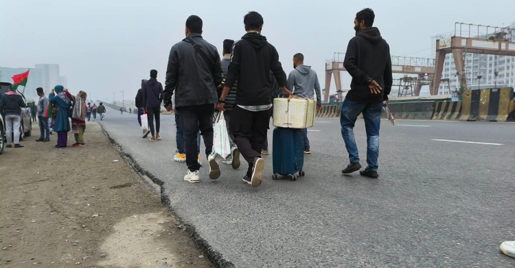 বিমানবন্দর রাস্তায় যানবাহন সংকট, হেঁটে পৌঁছাচ্ছেন সাধারণ মানুষ