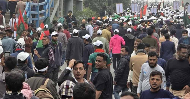 পায়ে হেঁটে আসছেন বিএনপি নেতাকর্মীরা
