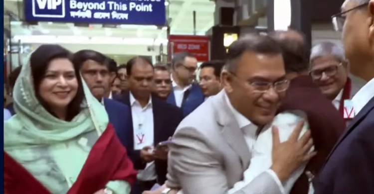 তারেক রহমানকে স্বাগত জানালেন দলের শীর্ষ নেতারা