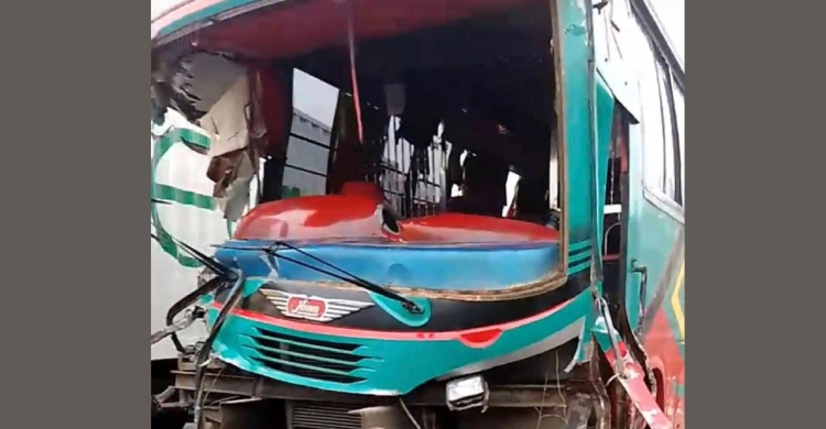 বাস-ট্রাক সংঘর্ষে নিহত ১, আহত ১২