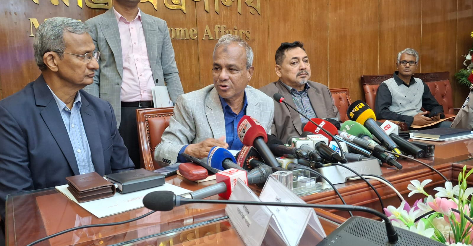 ঠান্ডায় বসে থাকেন ঘরে, আবার বলেন বের হতে দেই না: স্বরাষ্ট্র উপদেষ্টা