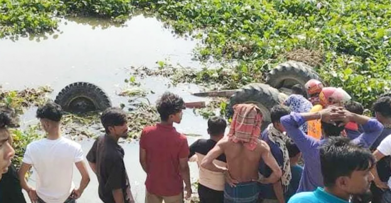 তিতাসে ট্রলি উল্টে একই পরিবারের ৩ নারী নিহত