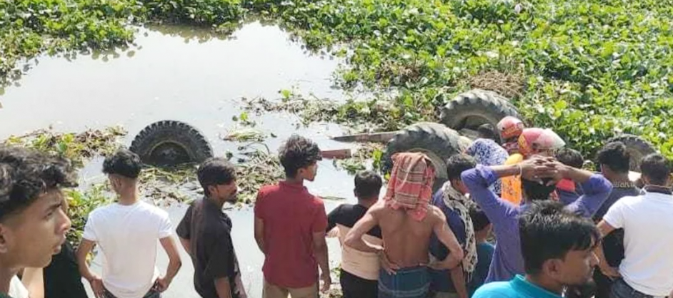 তিতাসে ট্রলি উল্টে একই পরিবারের ৩ নারী নিহত