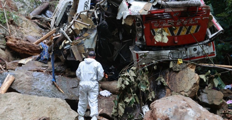 খাদে পড়ল স্কুলবাস, নিহত ১৭