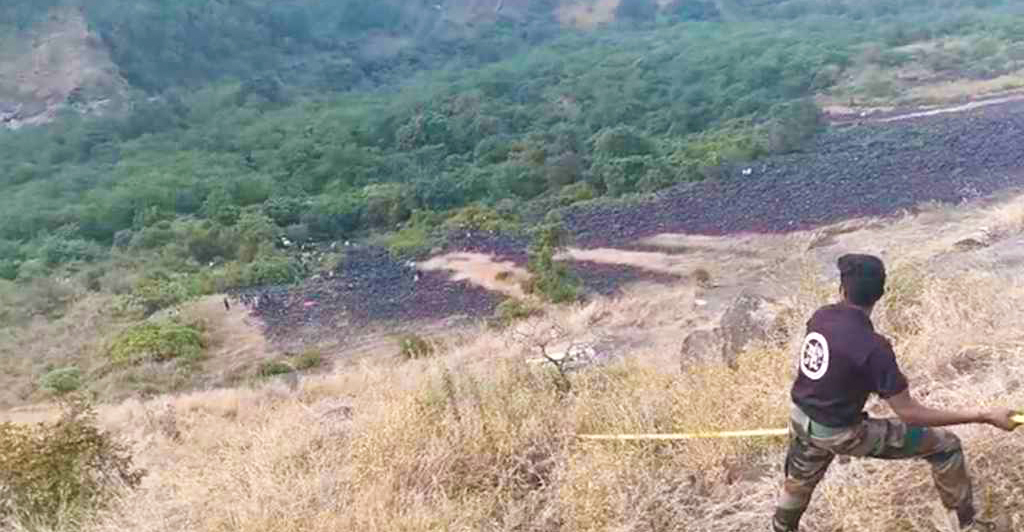 ৬০০ ফুট খাদে প্রাইভেটকার, নিহত ৬