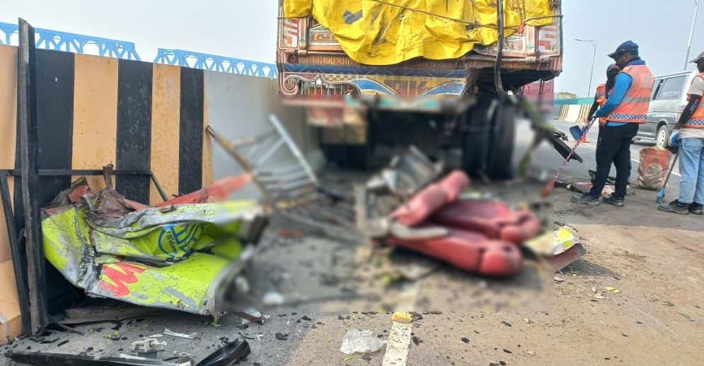 মাদারীপুরে বাস-ট্রাক দুর্ঘটনায় ৩ নিহত, আহত ১