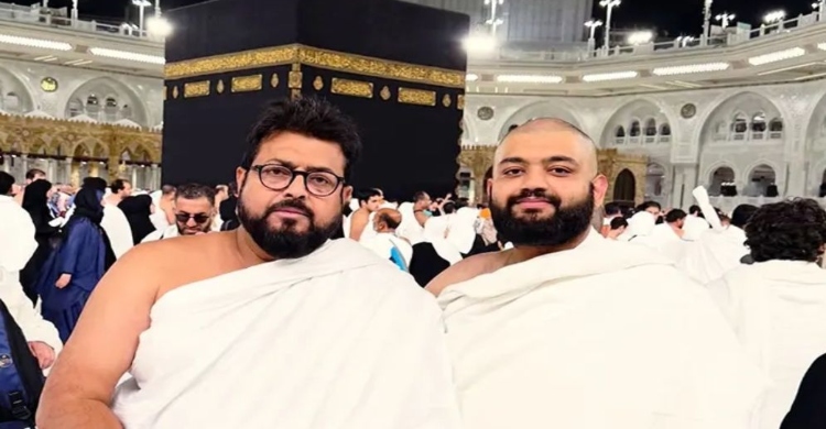 দুই বছর পর মক্কায় ছেলের সঙ্গে দেখা ওমর সানীর