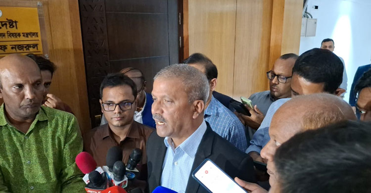 তারেক রহমানের দেশে ফেরা নিয়ে ‘আইনগত বাধা’ দেখেন না আইন উপদেষ্টা