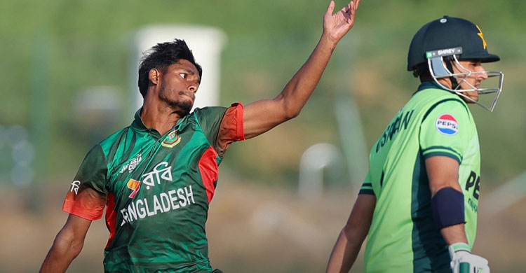 পাকিস্তানের কাছে বিপর্যস্ত হয়ে বাংলাদেশের বিদায়