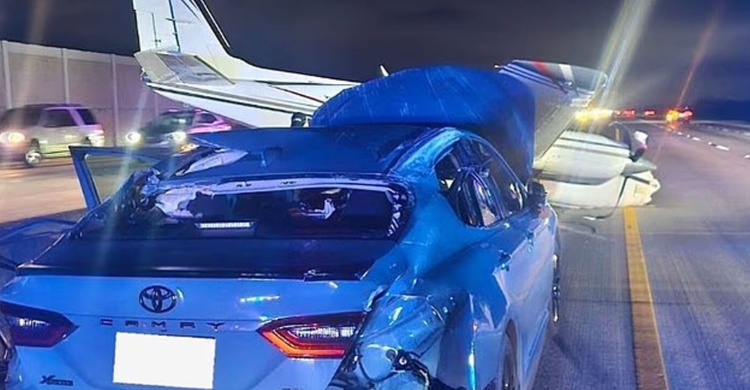 চলন্ত গাড়ির ওপর আছড়ে পড়ল বিমান