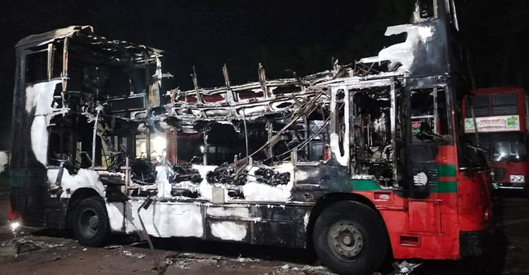 দুর্বৃত্তের আগুনে বিআরটিসির দুই বাস পুড়ে ছাই