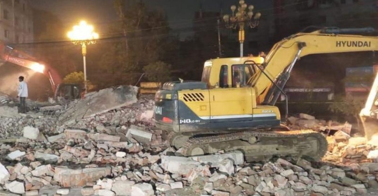 বুলডোজার দিয়ে গুঁড়িয়ে দেওয়া হলো আ.লীগ অফিস