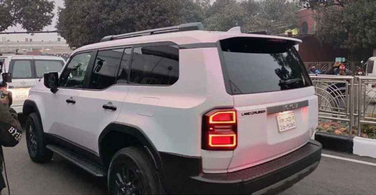 বিমানবন্দরে পৌঁছেছে তারেক রহমানের বুলেটপ্রুফ গাড়ি