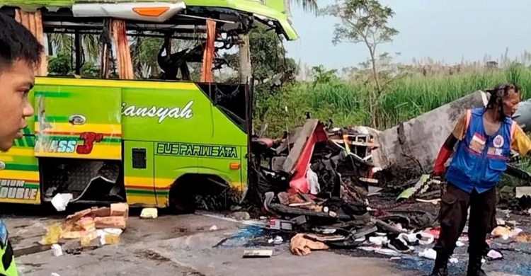 ইন্দোনেশিয়ায় বাস দুর্ঘটনা, নিহত ১৬