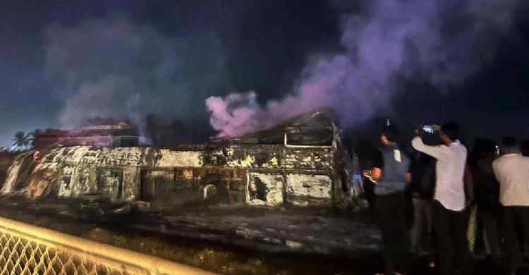 ট্রাকের ধাক্কায় স্লিপার বাসে আগুন, নিহত ১০