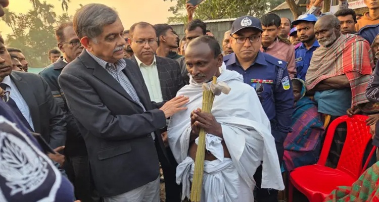 দিপু চন্দ্র দাসের বাড়িতে গেলেন শিক্ষা উপদেষ্টা