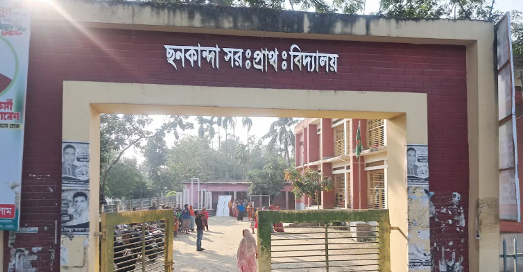 মাইকিং করে পরীক্ষা নেওয়া হলো শিক্ষার্থীদের