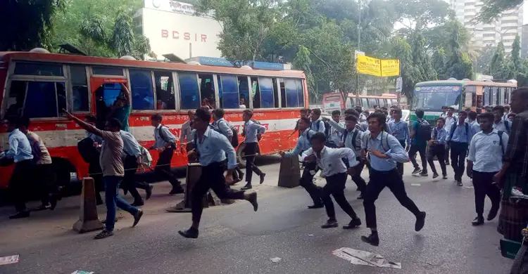 শান্তি চুক্তি ভেঙ্গে ফের সংঘর্ষে জড়াল ঢাকা ও আইডিয়াল কলেজের শিক্ষার্থীরা