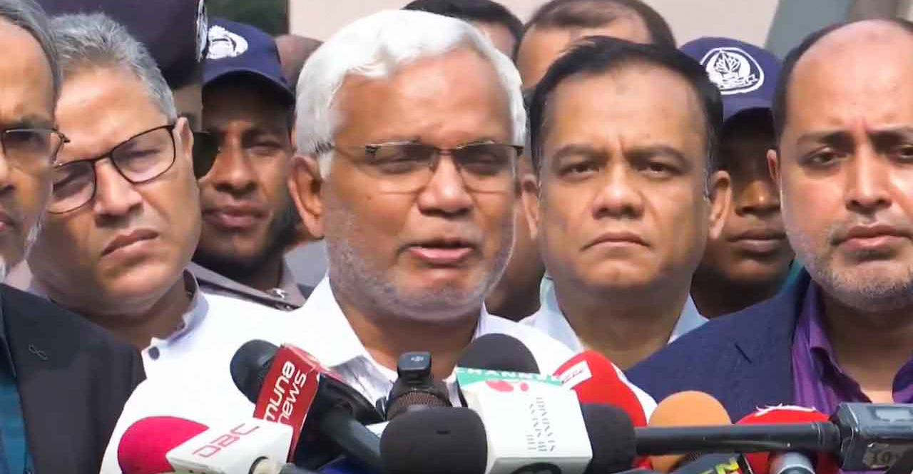 খালেদা জিয়ার অবস্থা জানাতে কাঁদলেন চিকিৎসক