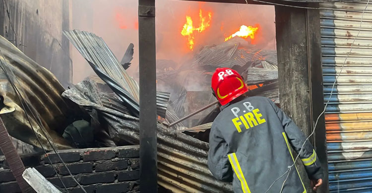 লালবাগে প্লাস্টিক গোডাউনের আগুন নিয়ন্ত্রণে