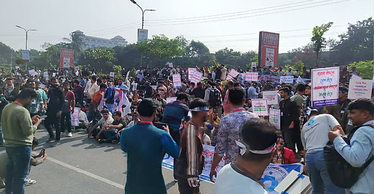 বিটিআরসি ভবন ঘেরাও মোবাইল ব্যবসায়ীদের