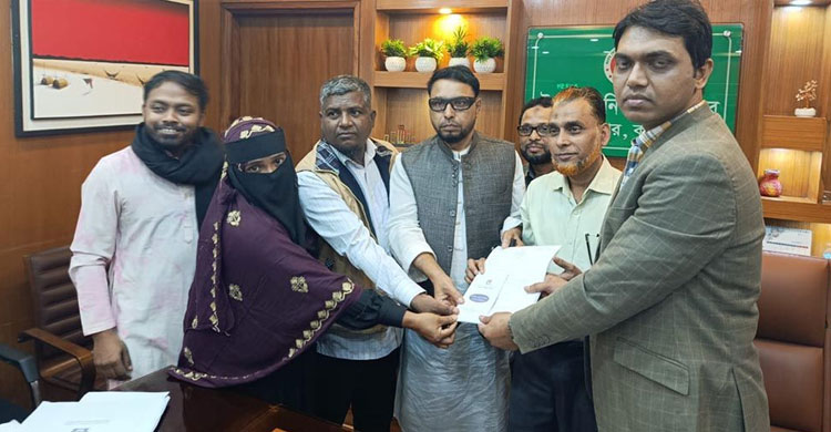 হাসনাতের পক্ষে মনোনয়ন নিলেন শহীদ পরিবারের সদস্যরা