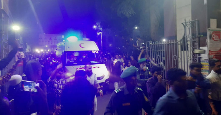 এভারকেয়ারে পৌঁছালো হাদির অ্যাম্বুলেন্স