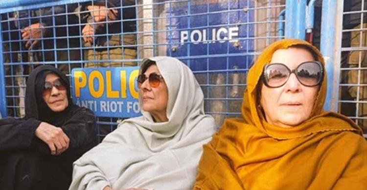 জেলের সামনে ৩ বোনের অবস্থান ধর্মঘট, কেমন আছেন ইমরান খান?