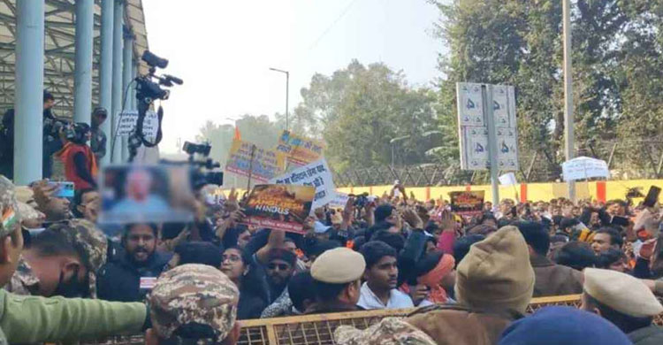 দিল্লিতে বাংলাদেশ হাইকমিশনের সামনে হিন্দুত্ববাদীদের বিক্ষোভ