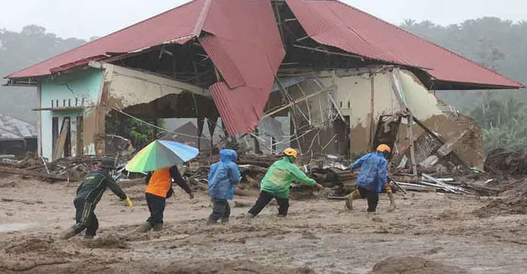 বিপর্যস্ত ইন্দোনেশিয়া, প্রাণহানি ৭০০ ছাড়াল