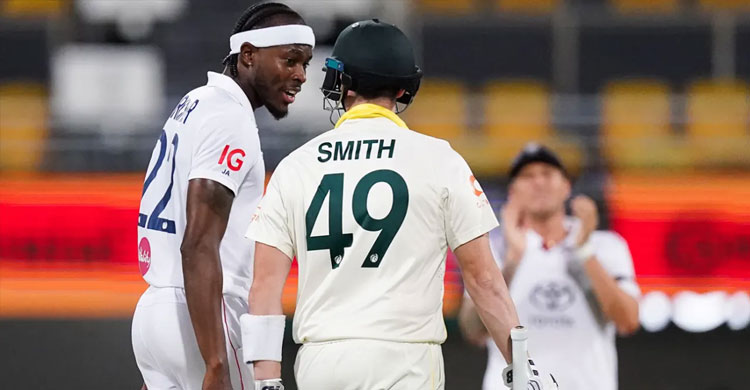 স্মিথের বিপক্ষে যে রেকর্ড গড়ে আলোচনায় ইংলিশ পেসার