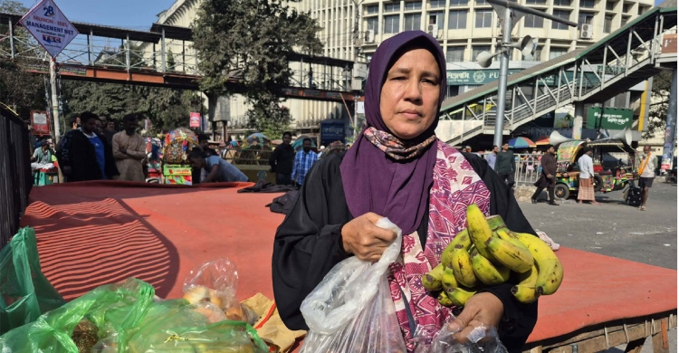 বিক্ষোভকারীদের জন্য খাবার পৌঁছে দিলেন গৃহিণী