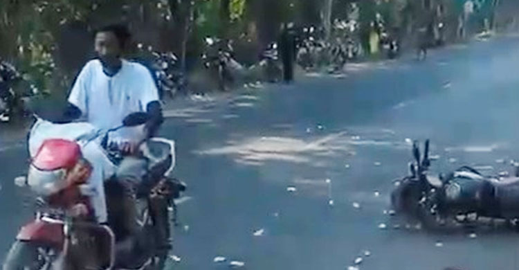 কাভার্ডভ্যানের চাপায় প্রাণ গেল ২ পুলিশ কর্মকর্তার