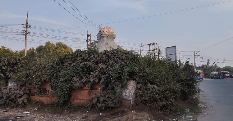 কালিয়াকৈরে অবহেলায় মুক্তিযুদ্ধের ভাস্কর্য