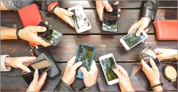 ‘মোবাইল ফোন’ ইস্যুতে স্পষ্ট বার্তা দিলেন আইন উপদেষ্টা 