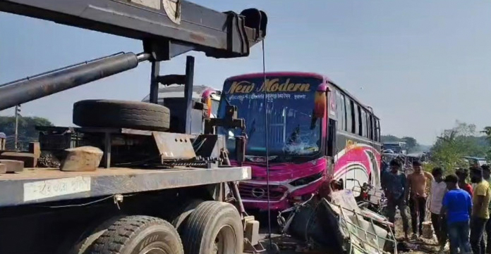 ভাঙ্গায় বাসচাপায় একই পরিবারের ৩ জনসহ নিহত ৪