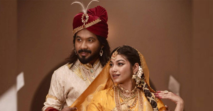 হঠাৎ রাজা–রানীর সাজে পলাশ–ইভানা, কারণ কী