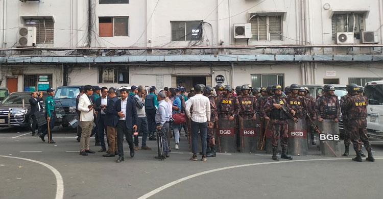 সচিবালয়ে আন্দোলন করা ৪ কর্মচারীকে হেফাজতে নিল পুলিশ