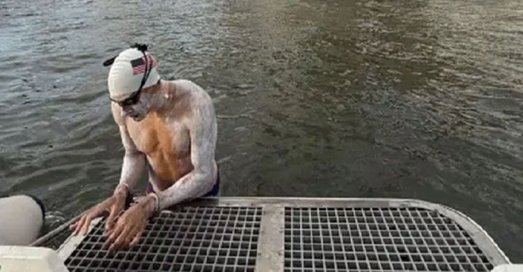 হাতকড়া পরে ২৯ মাইল সাঁতরে বিশ্বরেকর্ড!