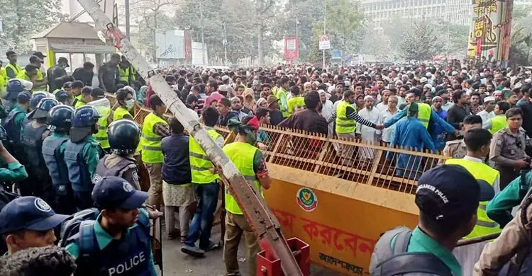 জনস্রোতে উত্তাল শাহবাগ, পুলিশের ব্যারিকেড