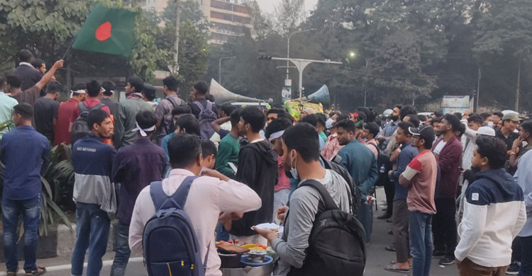 পুলিশের প্রস্তাবে রাজি নয় শিক্ষার্থীরা